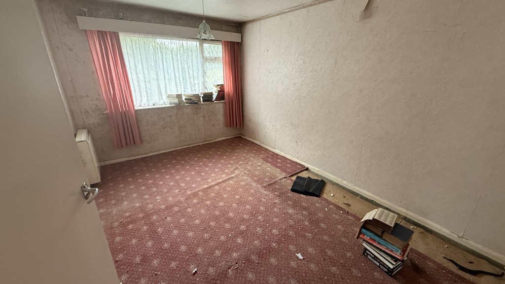 Lot: 105 - A VACANT FIRST FLOOR MAISONETTE REQUIRING IMPROVEMENT - Internal image of bedroom